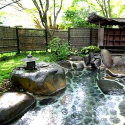 【野天風呂／木洩れ日の湯】庭園の中にあり、その名の通り木洩れ日を浴びながら湯をお楽しみいただけます。