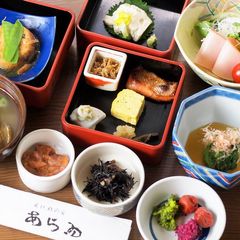 【朝食一例】いろいろ楽しめる重箱膳。水や炊き方にもこだわった白米もおすすめです。