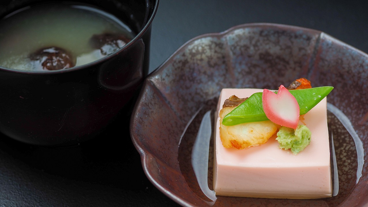 ◆箸付／桜チーズ豆富・新玉葱摺流し（2026年春お食事イメージ）