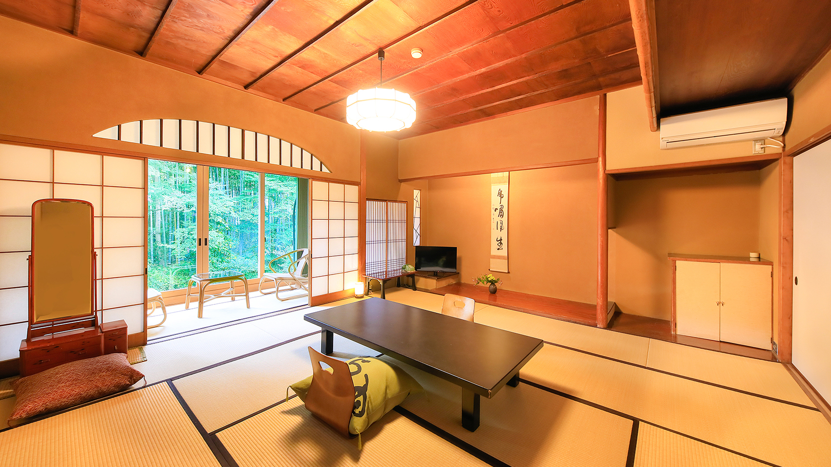 登録文化財「花の棟」/竹林の小径をお部屋からゆっくり眺めることの出来る、修善寺で唯一の客室です。