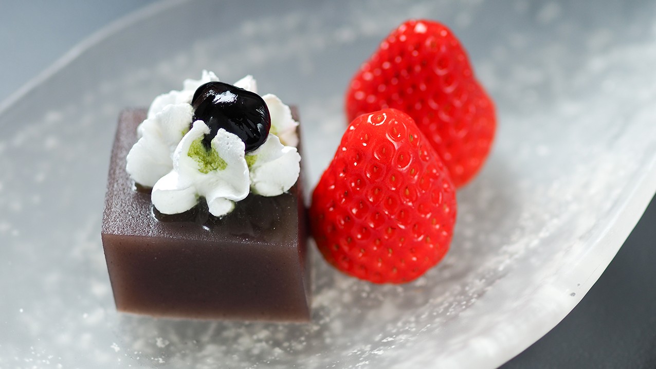 ◆甘味／黒米羊羹・伊豆苺（2026年春お食事イメージ）