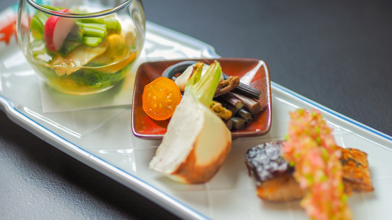 ◆組肴／鮑酒蒸・蕨胡麻掛け・鱚新引揚げなど（2026年春お食事イメージ）