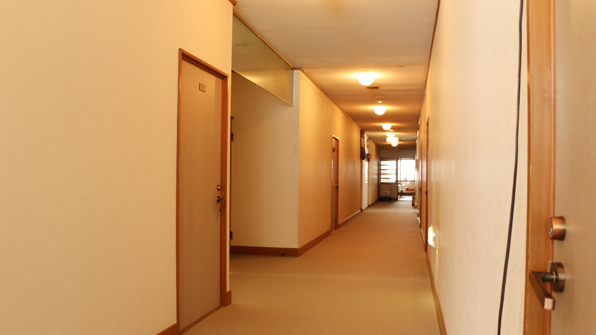 *［館内／廊下］快適にお過ごしいただけるよう清潔を心がけております。