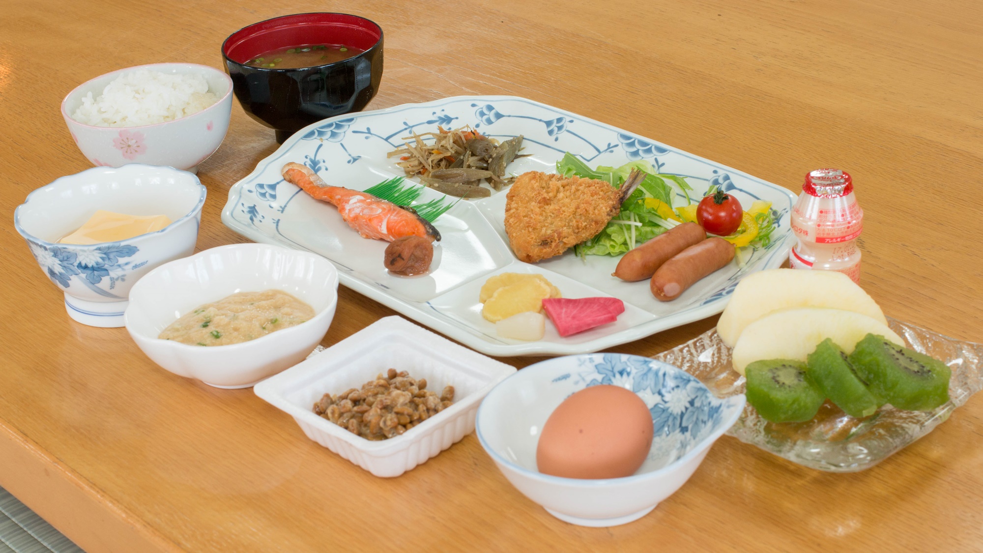 *［朝食一例］和食中心のバランスを考えた品数豊富な朝ごはん