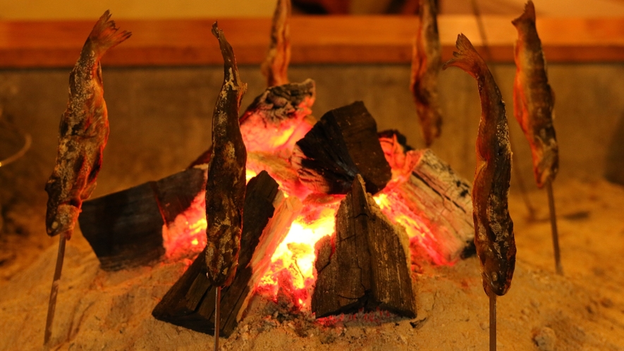 *［料理一例］外はこんがり♪中はジューシーな囲炉裏で焼いた川魚