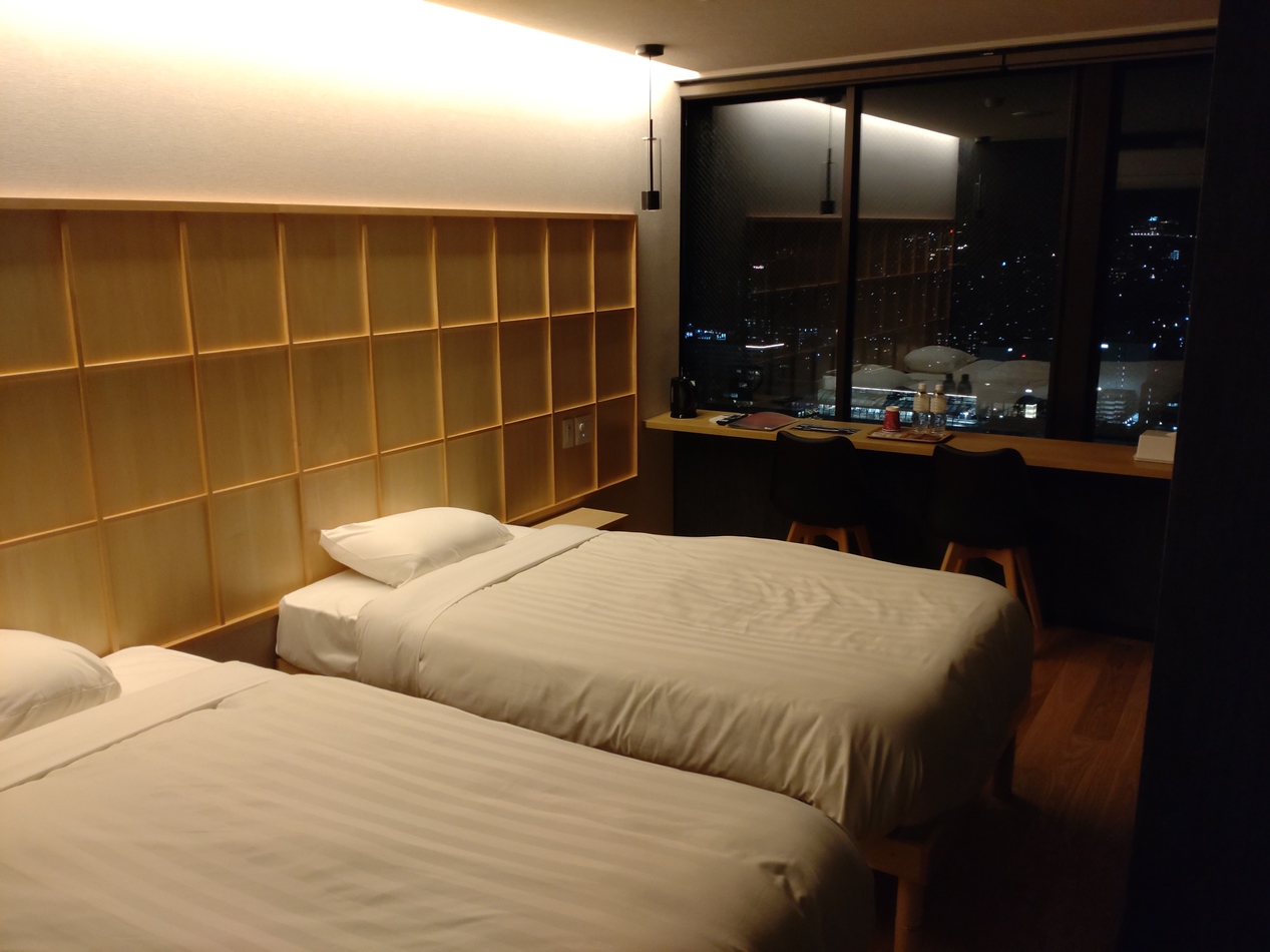 モダン洋室（夜）