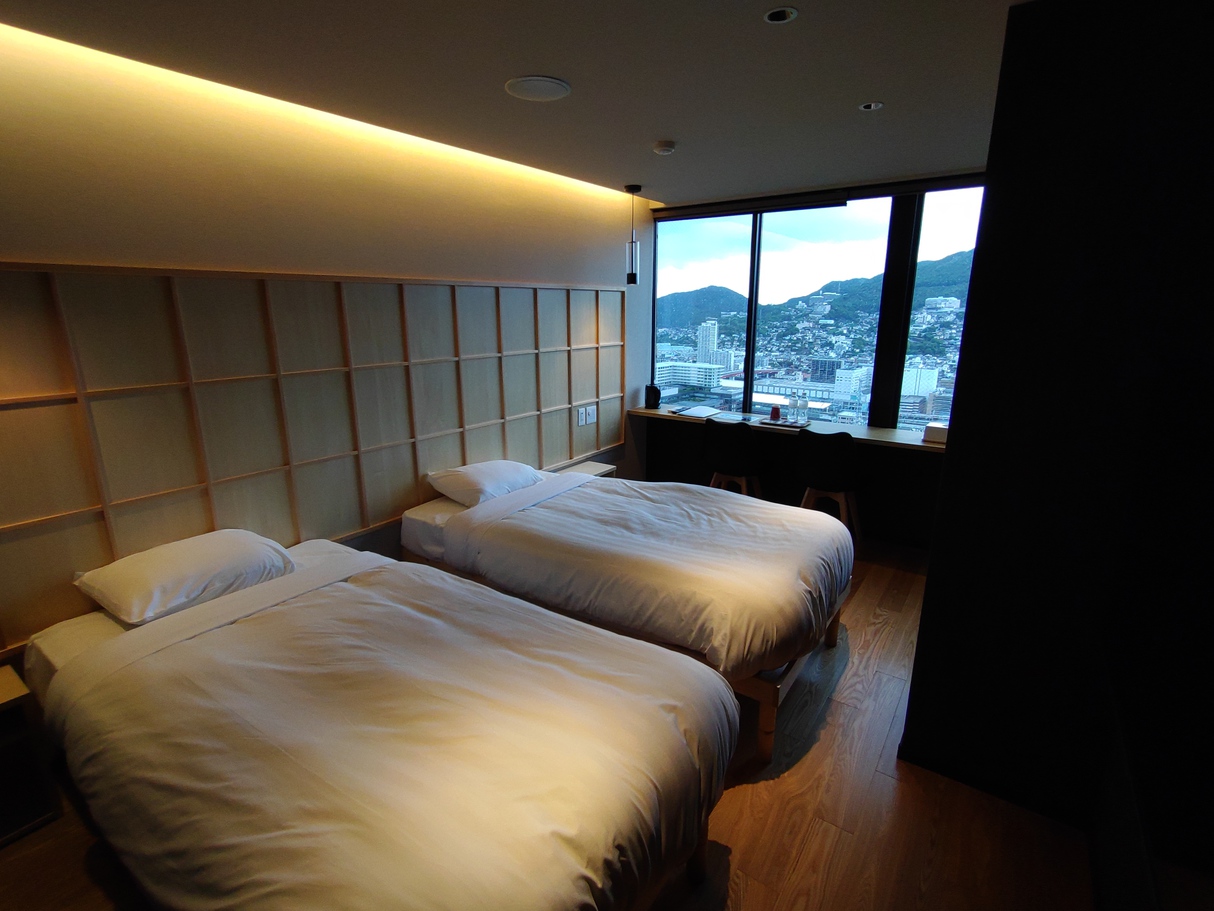 モダン洋室（昼）