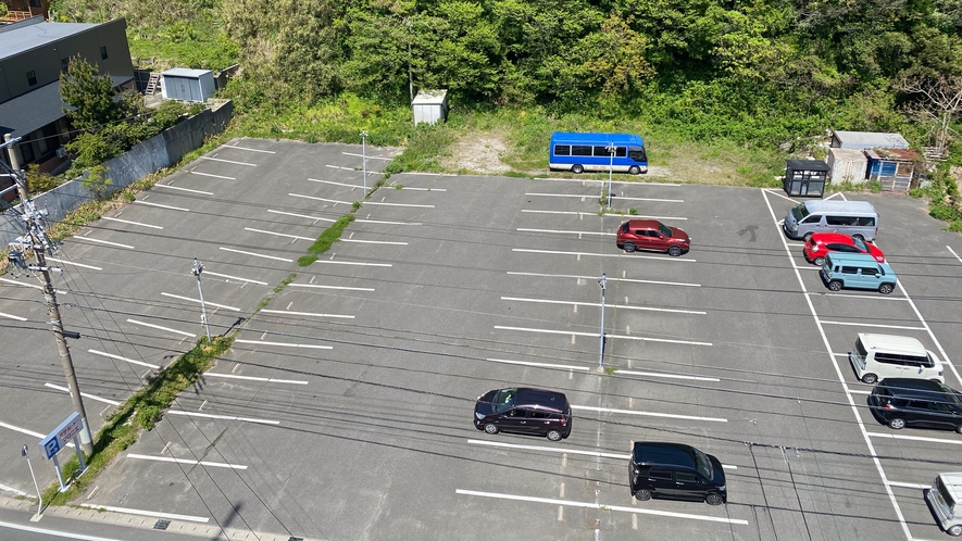 【無料駐車場】ホテル前の道路を挟んだ向かいに、平面駐車場がございます（80台駐車可）