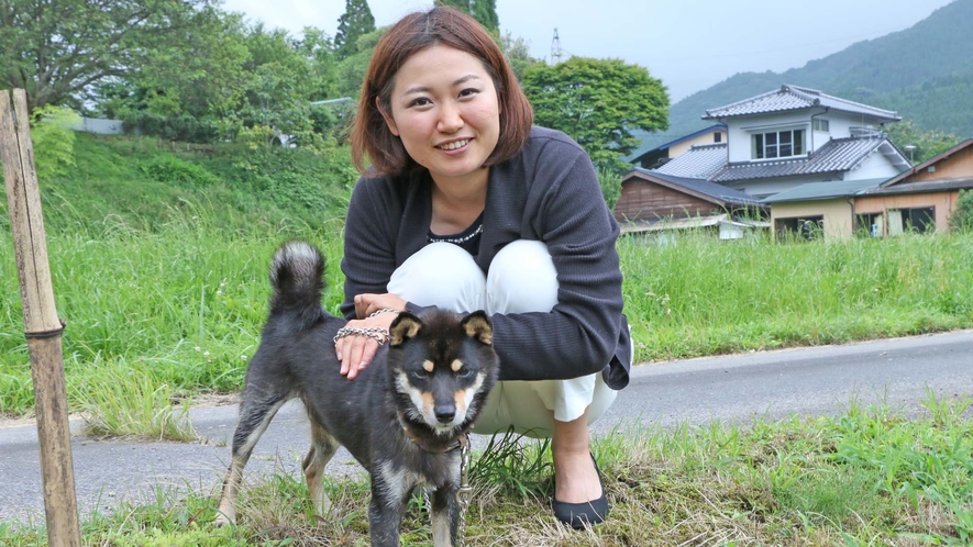 自宅の庭先ですずめ達が楽しく遊んでいる姿を見て【遊雀荘】と命名しました