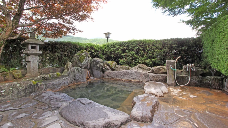 湧蓋山を望みながら、小鳥のさえずりと風の音に囲まれて入る貸切露天風呂。 