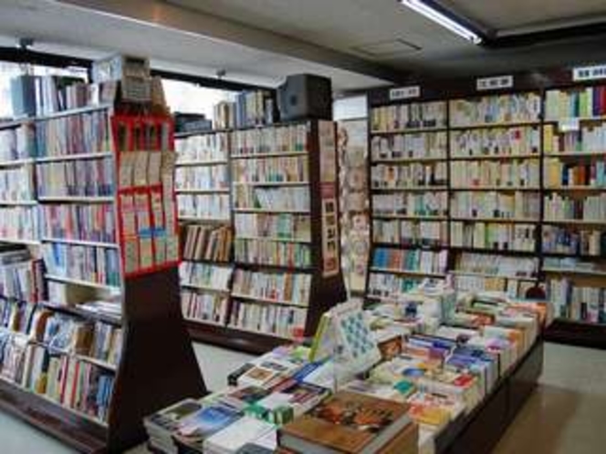 １階には北海道キリスト教書店があります