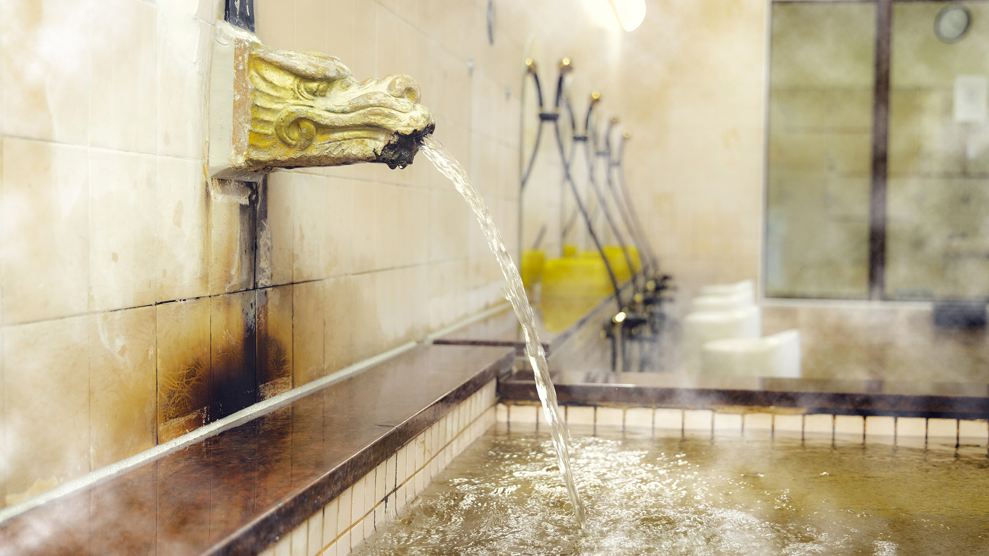 【大浴場】毎日入れ替えるフレッシュな自家源泉。湯口から温泉が絶えず流れ込みます