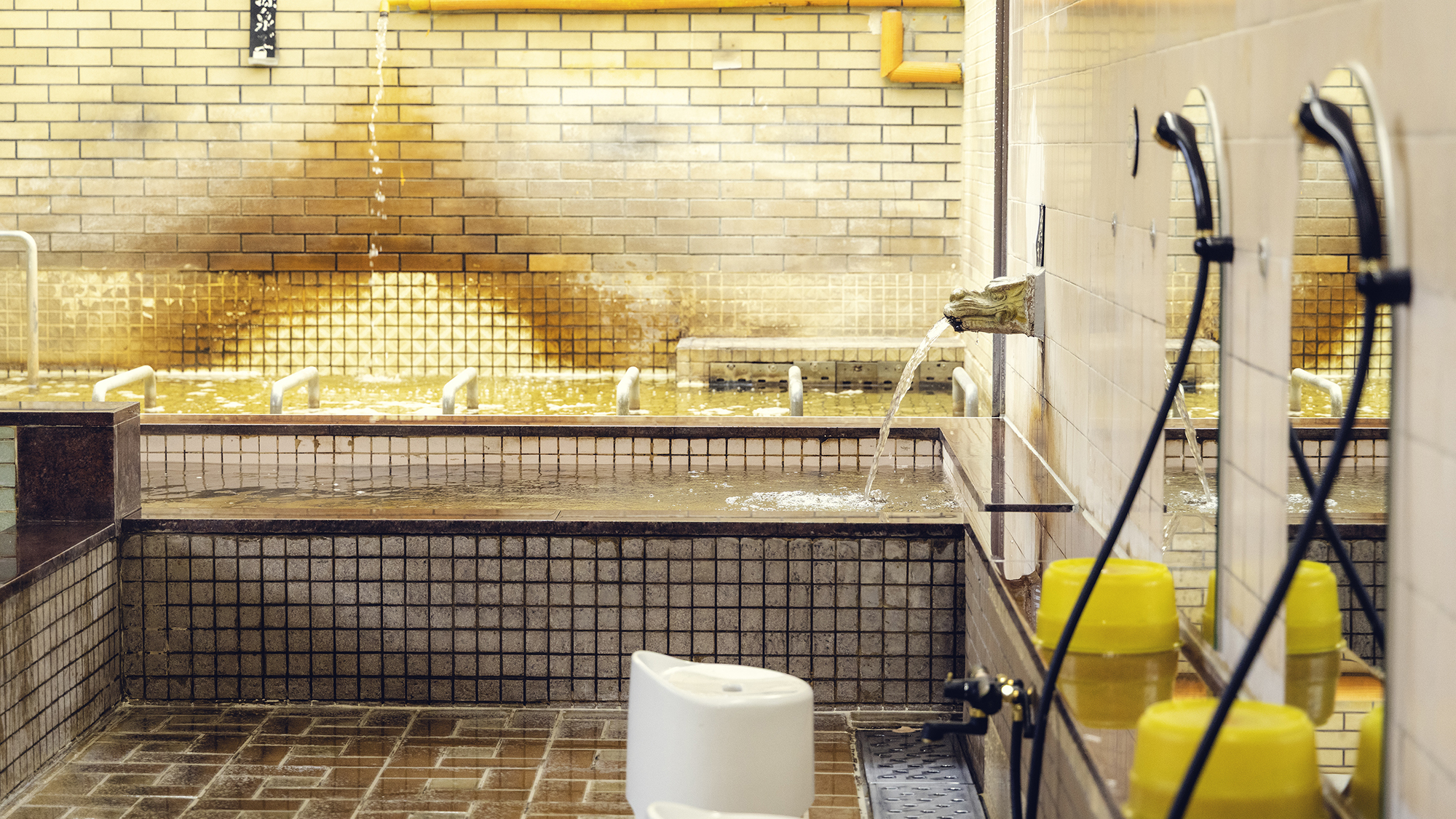 【大浴場】毎日入れ替えるフレッシュな自家源泉。湯口から温泉が絶えず流れ込みます