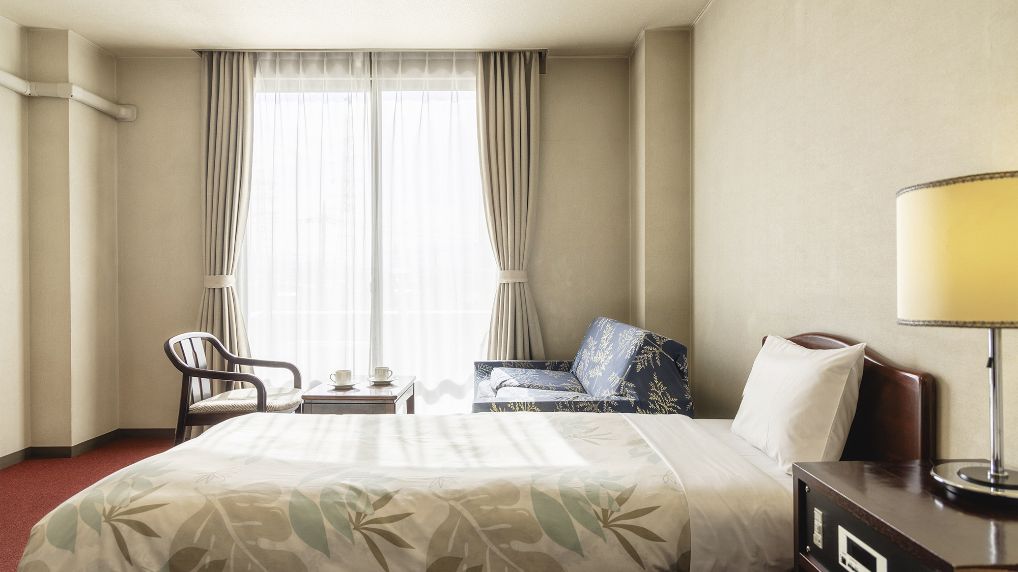 【ツイン】ソファを備えたゆとりある客室で、旅の合間のひとときをお過ごしいただけます