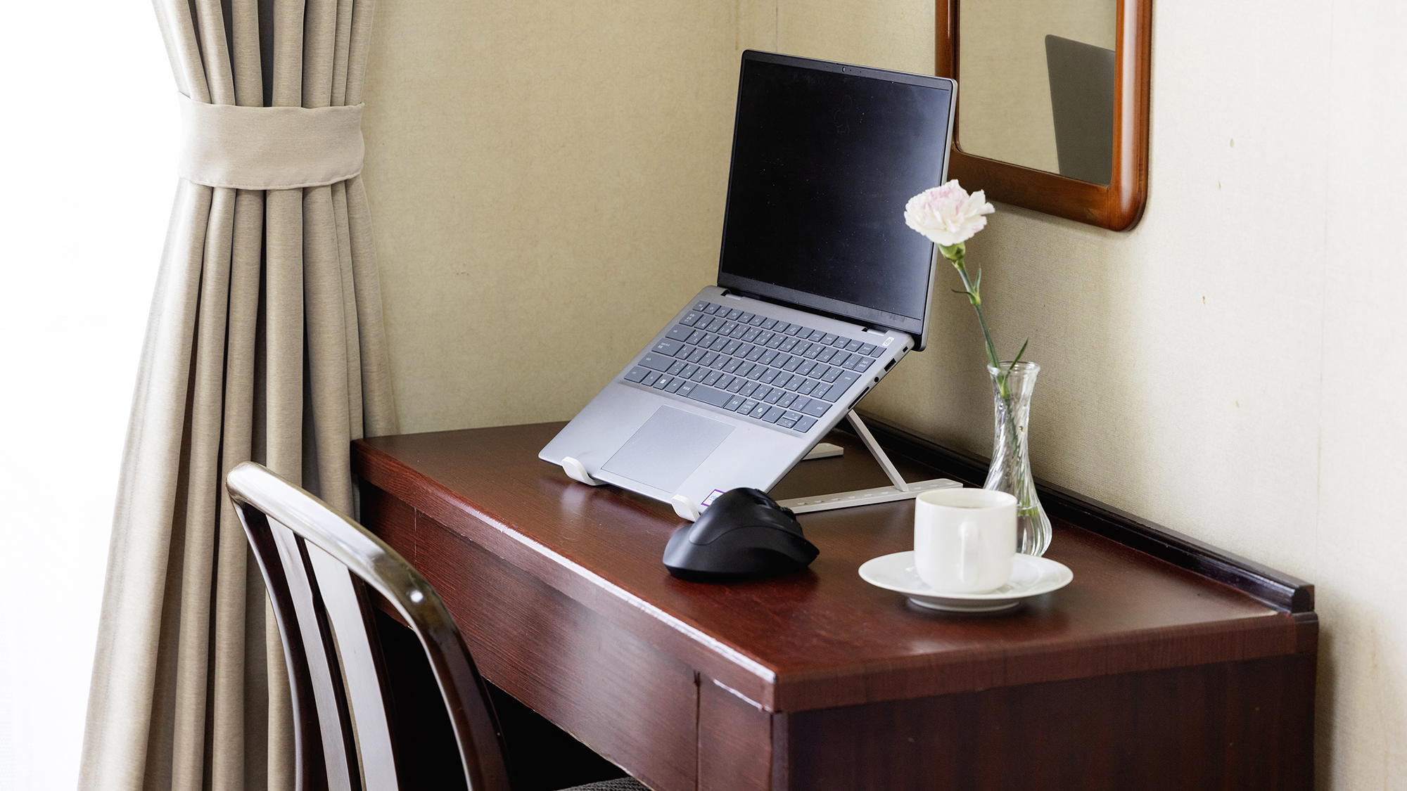 【シングルA】ビジネス利用に快適なデスクもございます。疲れたら、温泉で癒しのひとときを♪