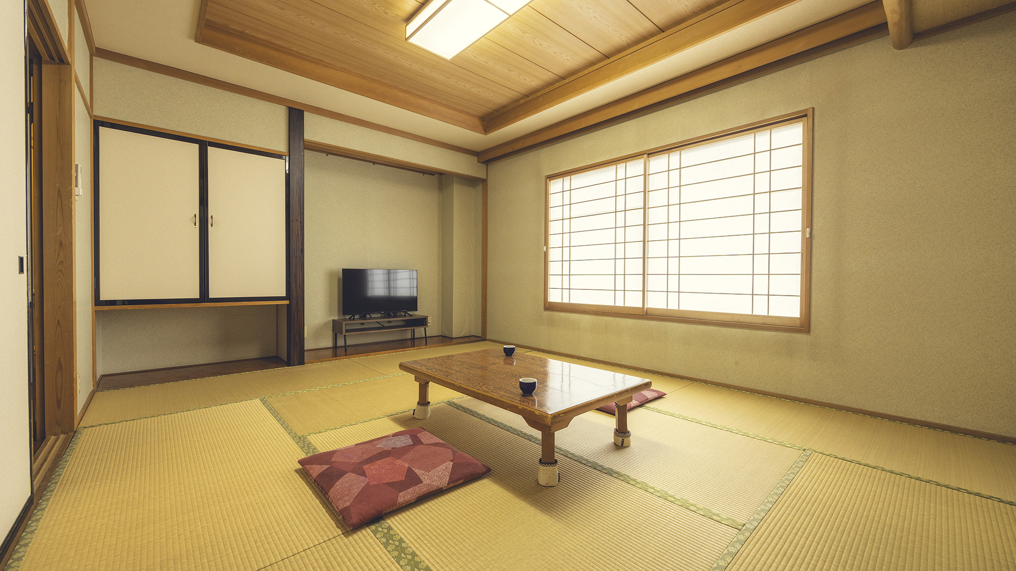 【和室B】ゆとりある造りで、趣を感じる落ち着いた雰囲気の和室です