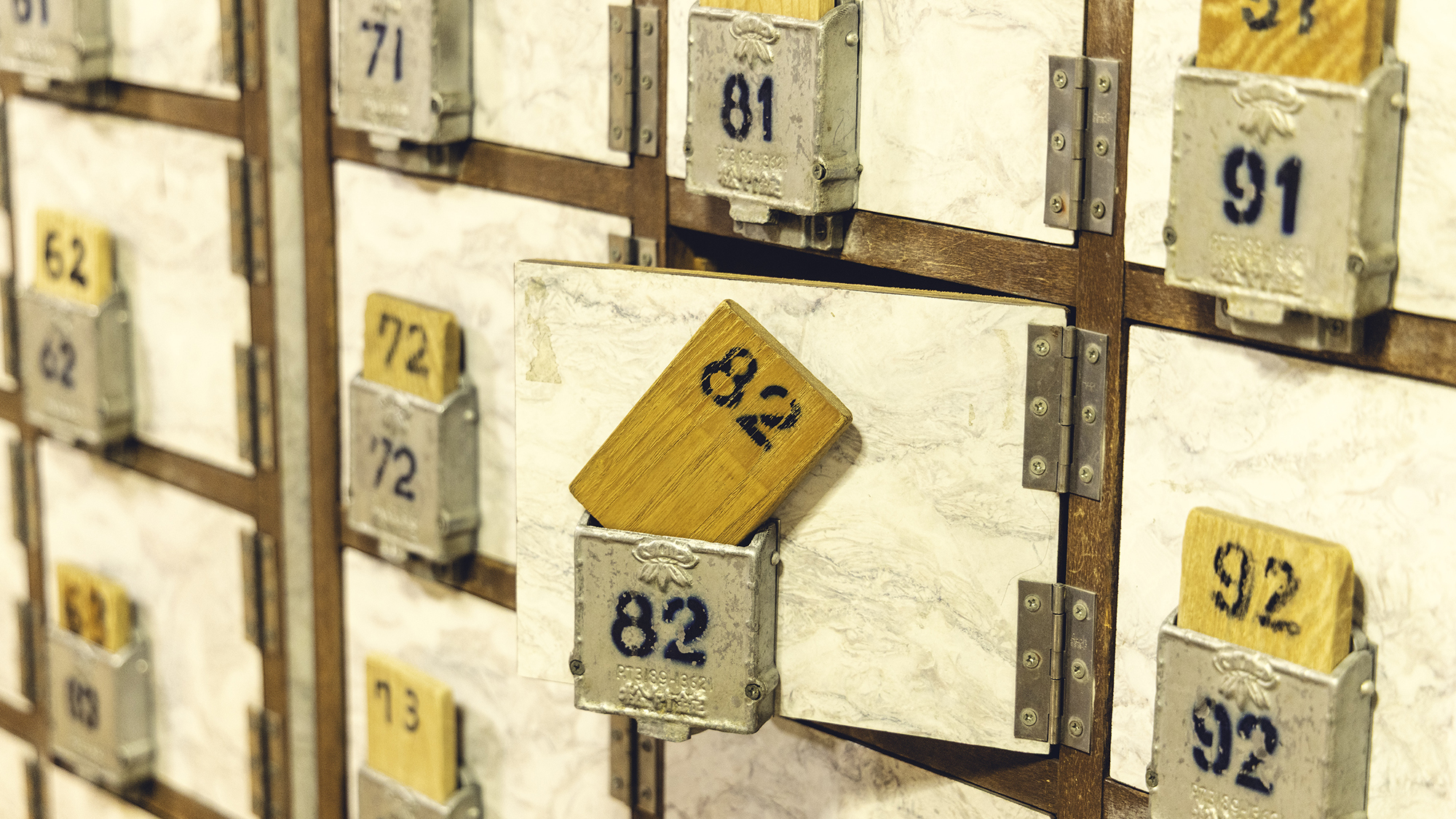 【大浴場入口】どこか懐かしさを感じるレトロな雰囲気