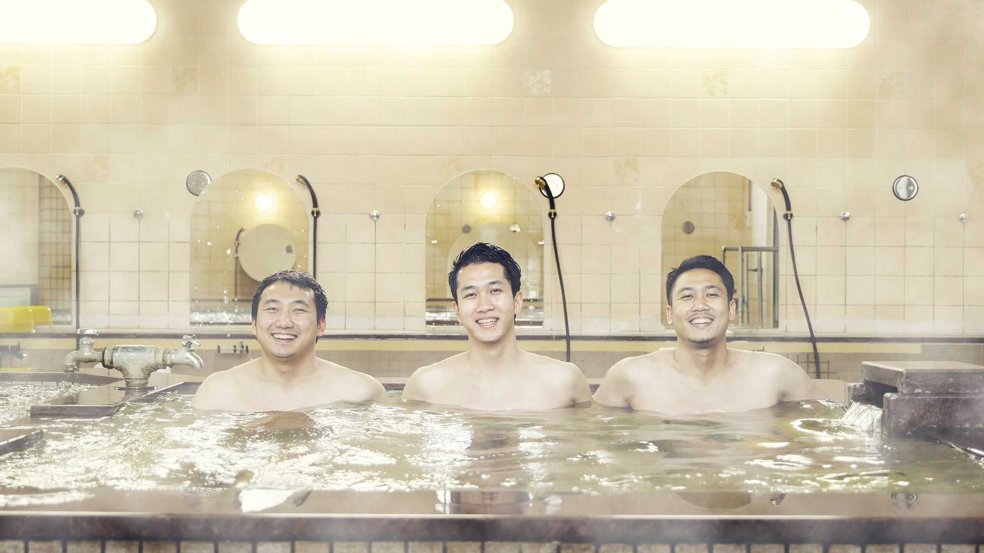 【大浴場】自家源泉かけ流しの大きなお風呂で、ゆったりリラックス