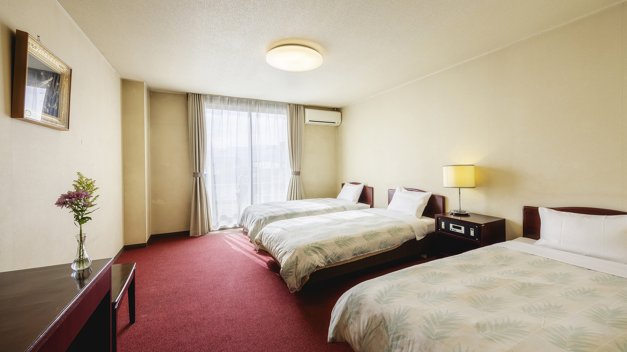 【トリプル】3台のベッドを備えた洋室で、ご家族やグループでのご滞在におすすめです