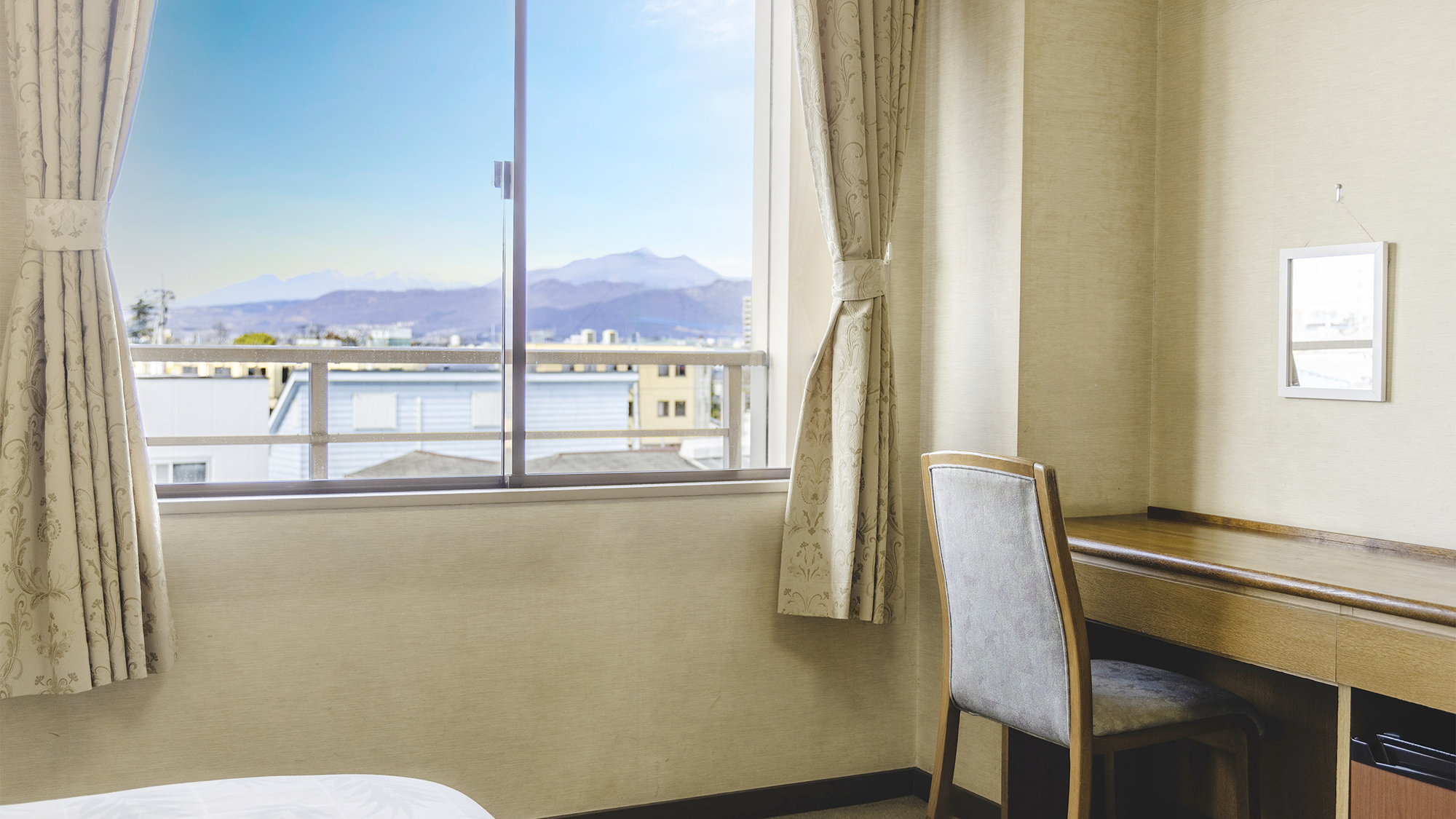 【シングルB・広めデスク】ビジネス利用に快適なデスクもございます。疲れたら、温泉で癒しのひとときを♪