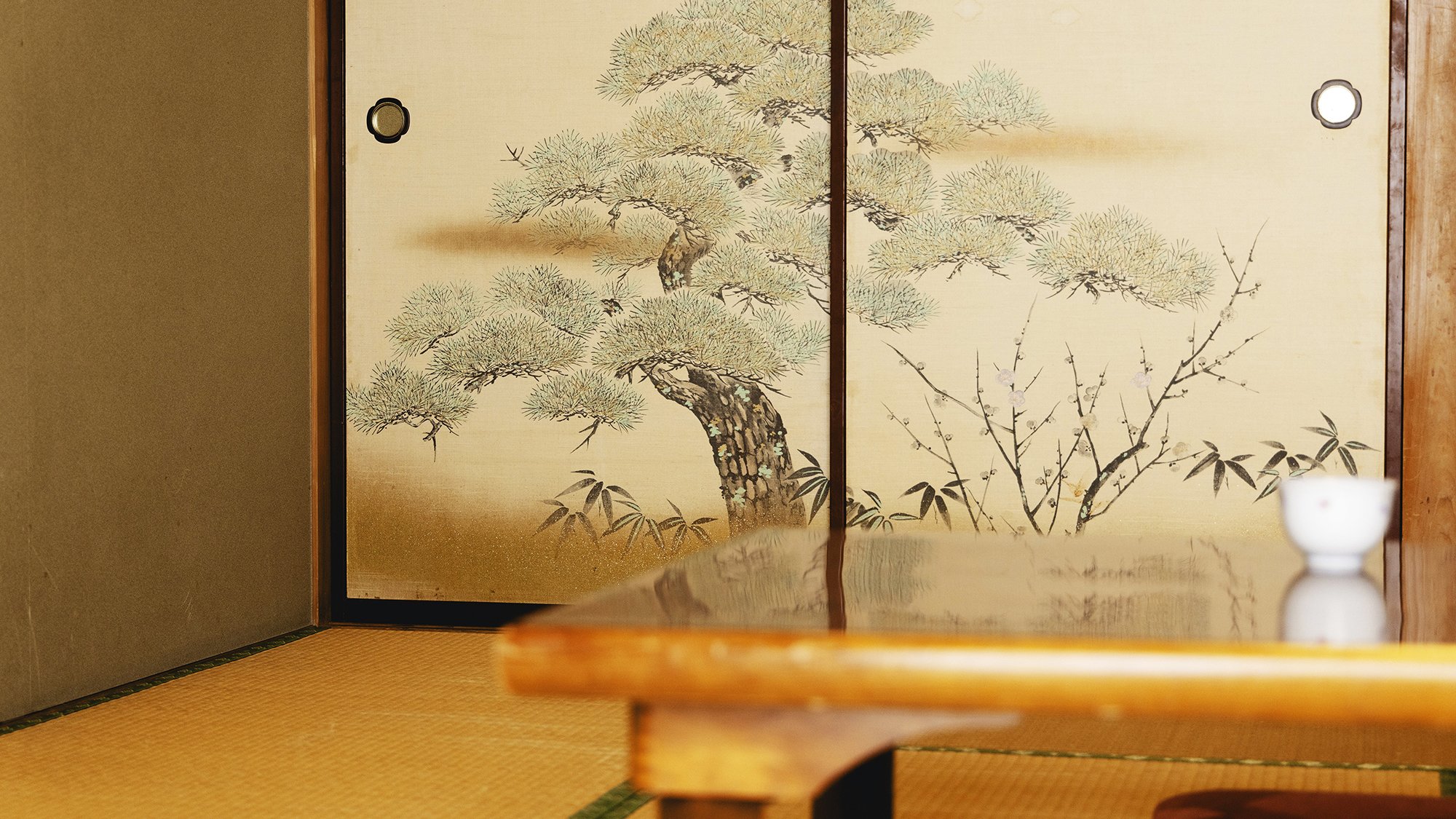 和の趣を感じる空間で、静かに流れる時間をお楽しみください