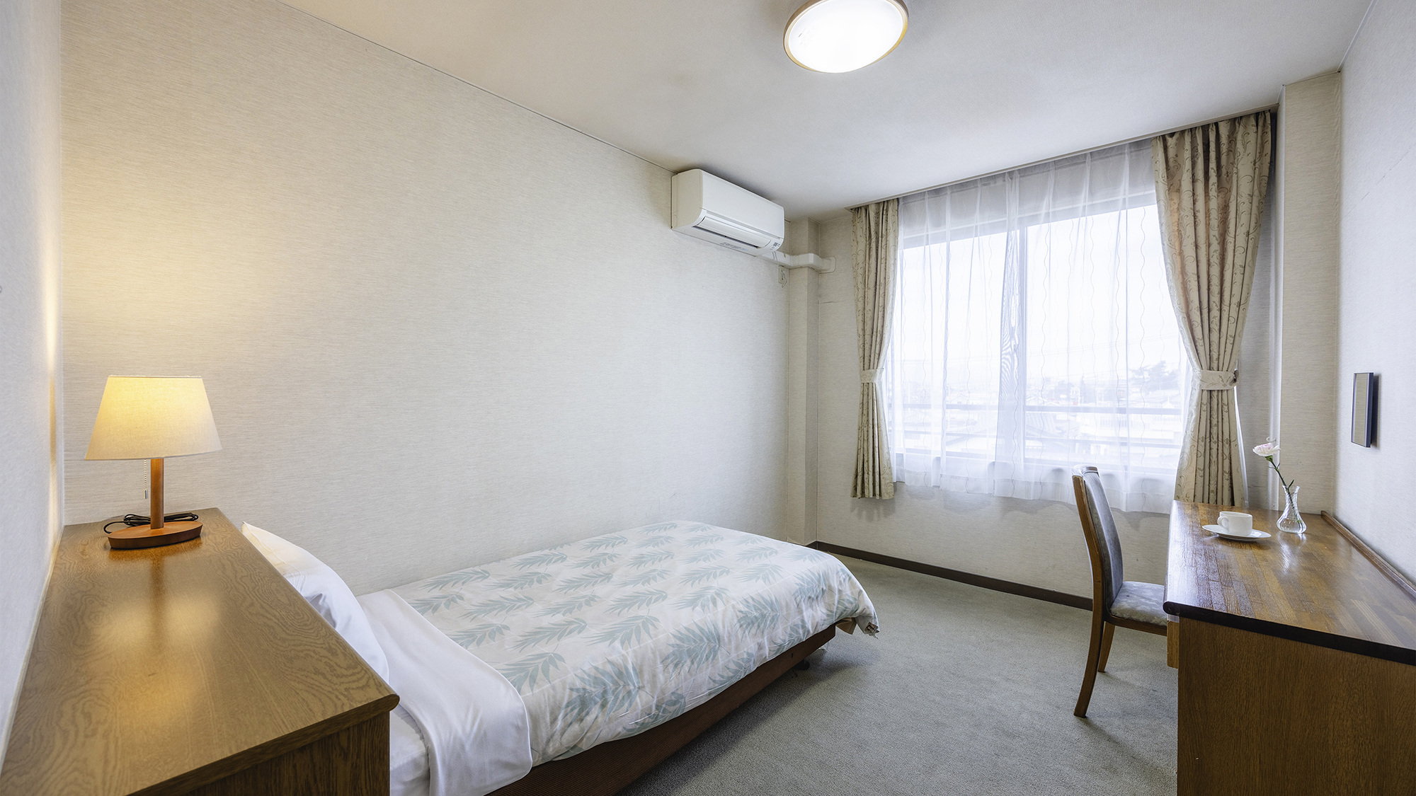 【シングルB・広めデスク】蛇口をひねれば自家源泉の温泉！大きめの荷物があっても快適な広めの空間