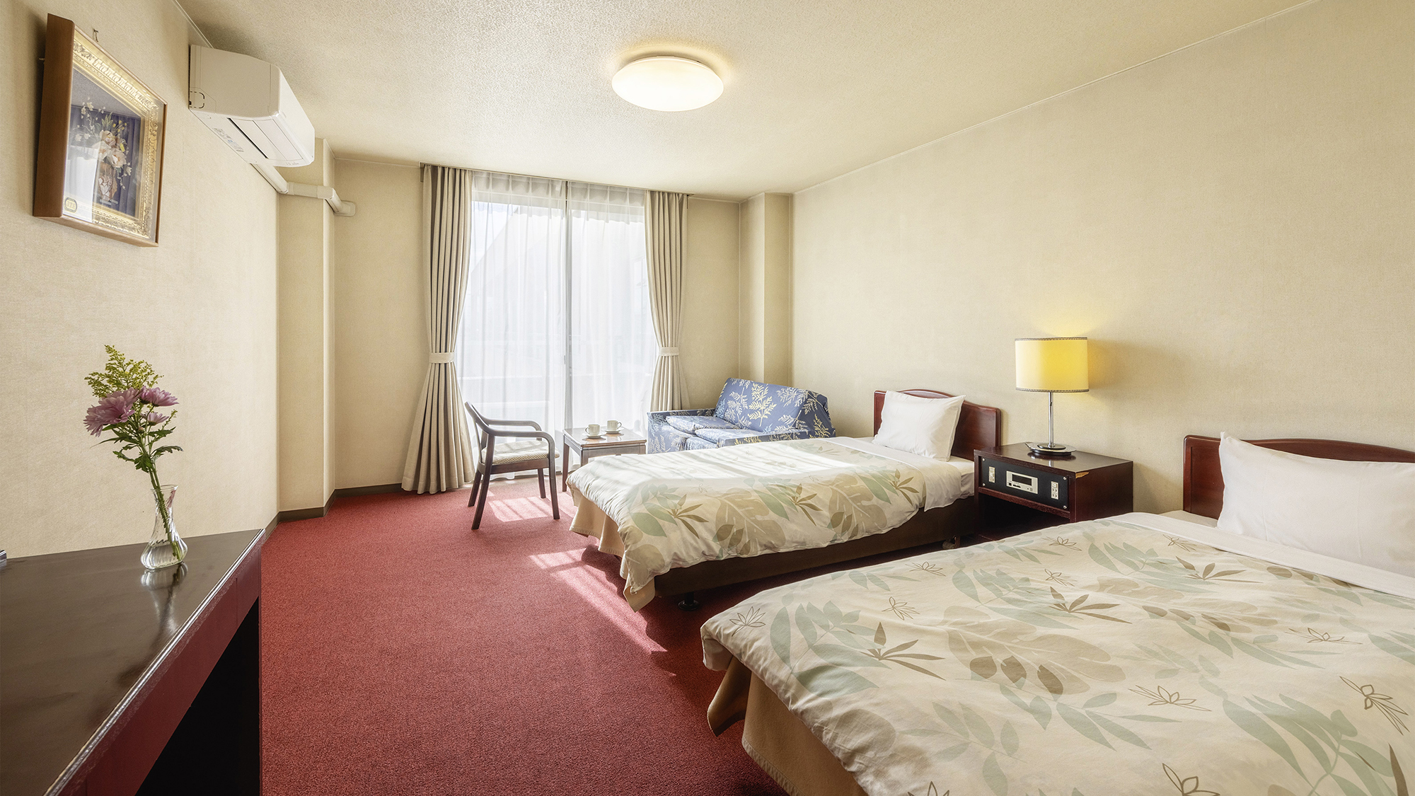 【ツイン】ソファを備えたゆとりある客室で、旅の合間のひとときをお過ごしいただけます