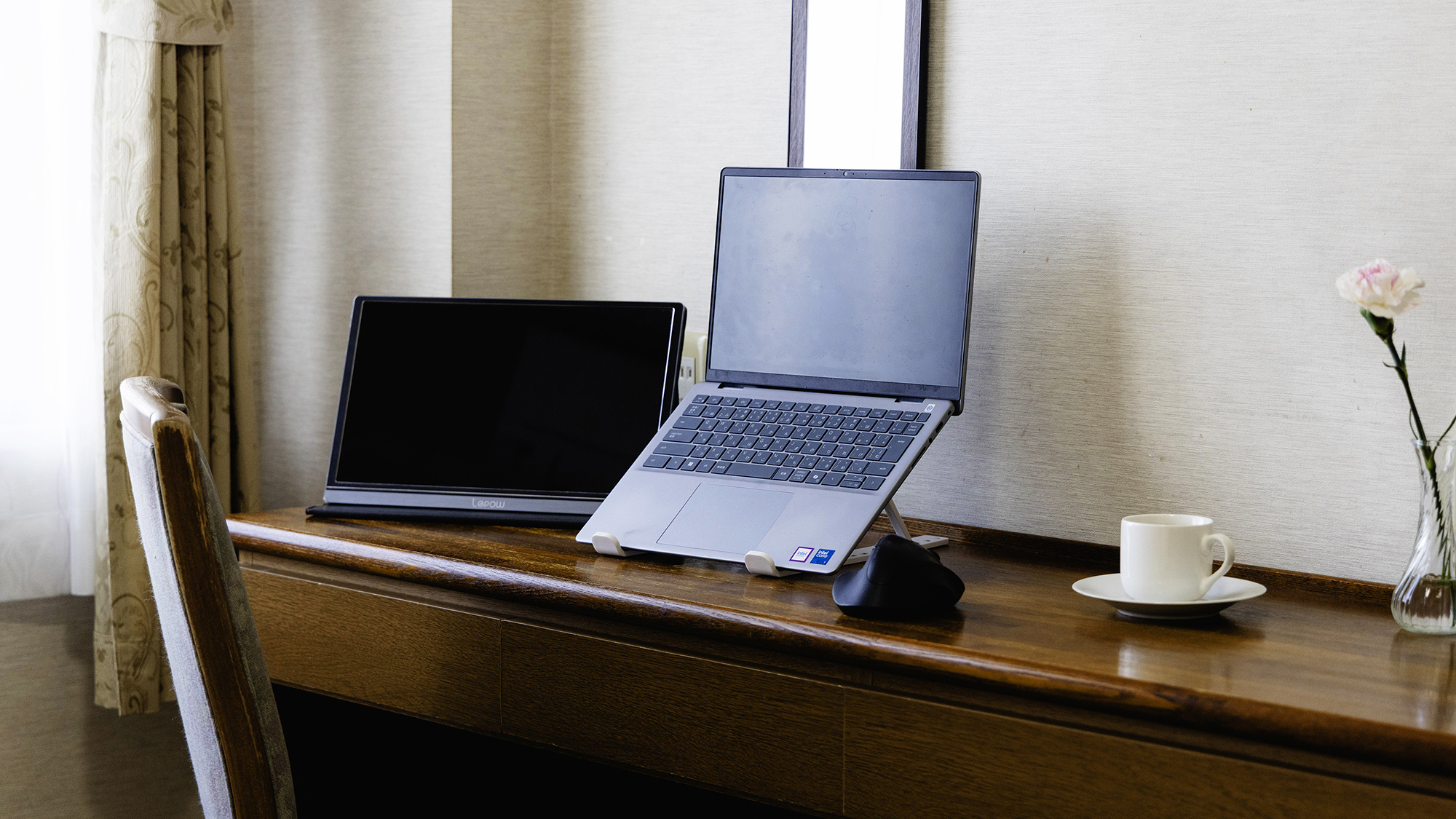 【シングルB・広めデスク】ビジネス利用に快適なデスクもございます。疲れたら、温泉で癒しのひとときを♪