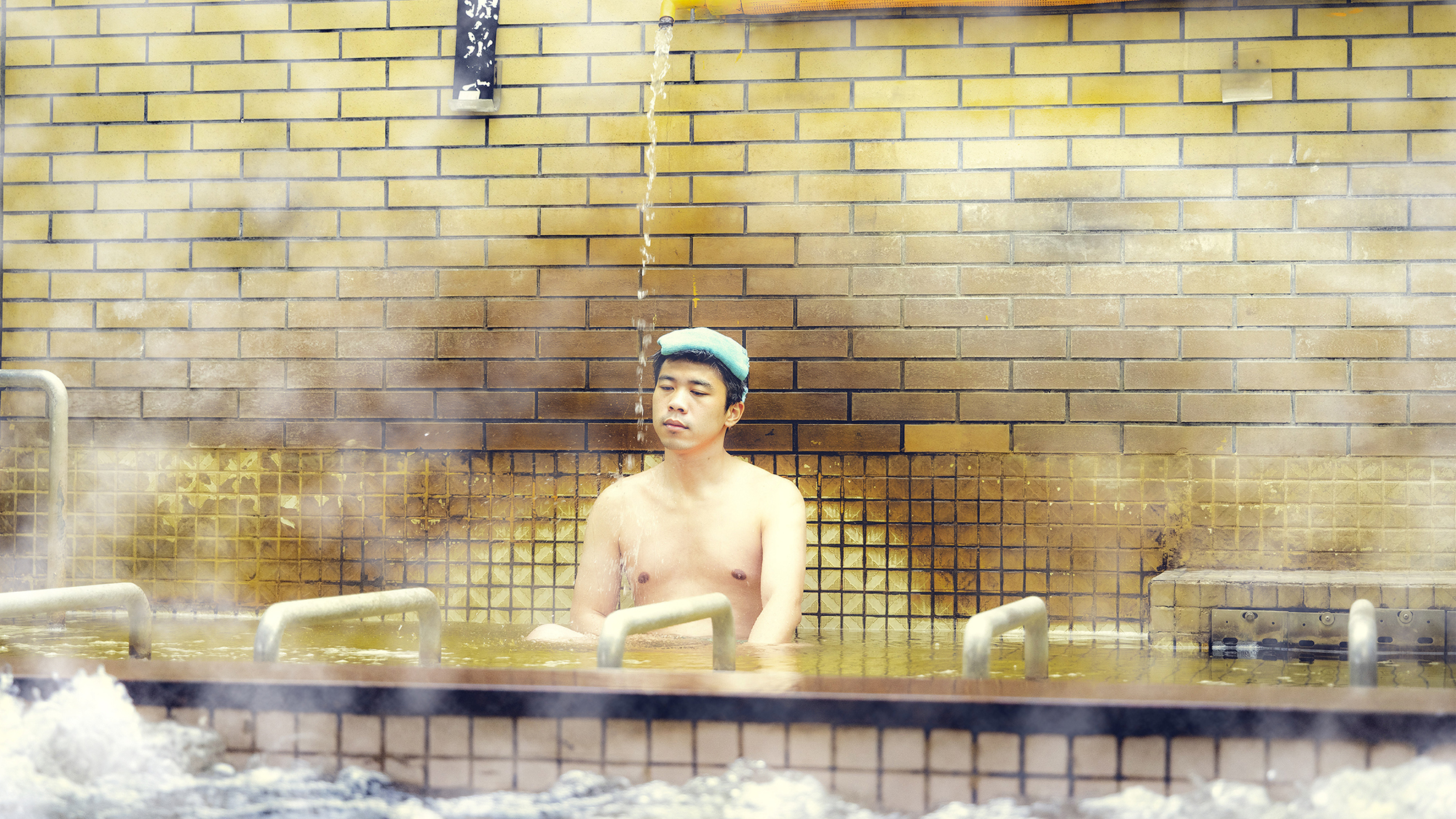 【大浴場】上から流れる源泉を肩で受ける心地よい打たせ湯