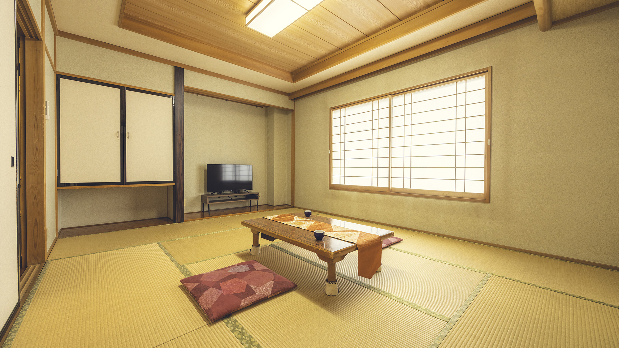 【和室B】ゆとりある造りで、趣を感じる落ち着いた雰囲気の和室です