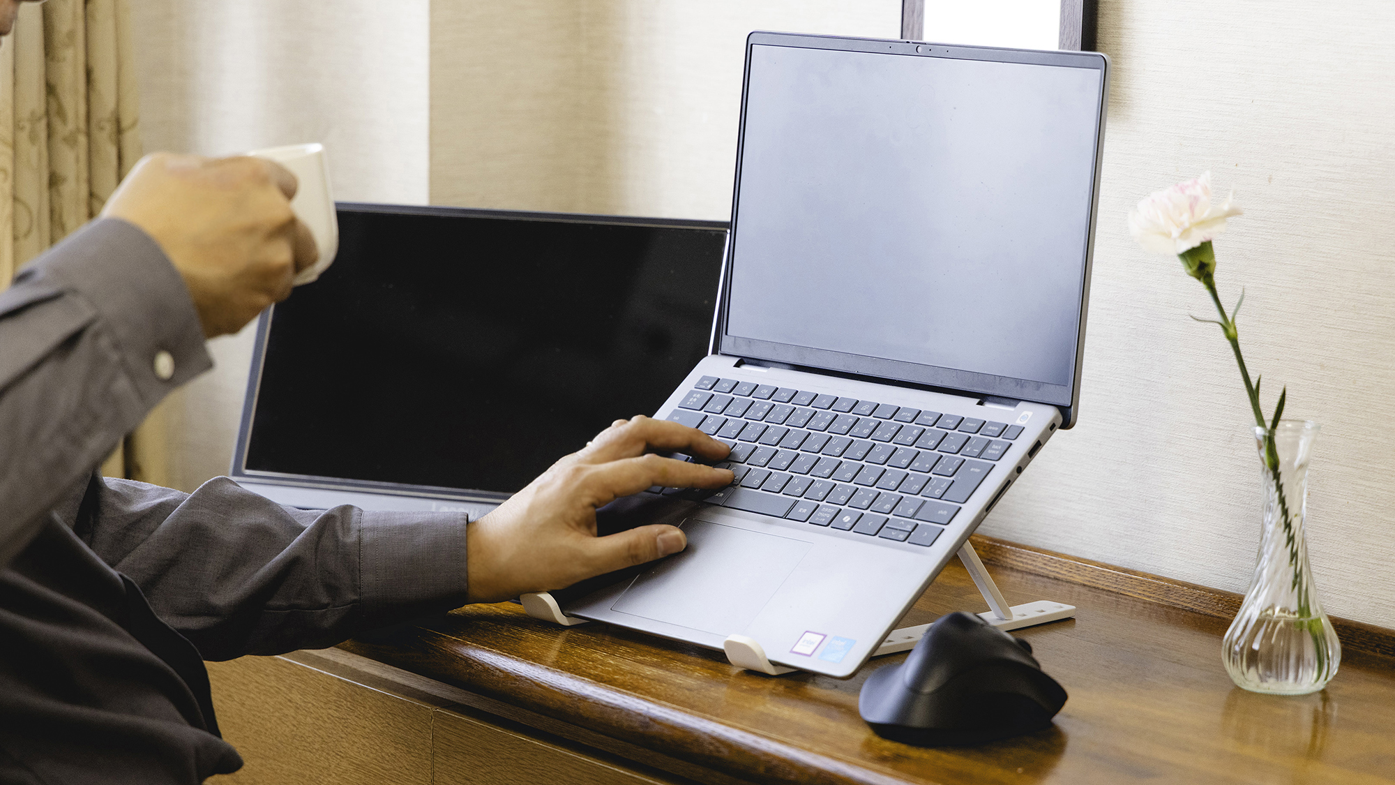 【シングルB・広めデスク】ビジネス利用に快適なデスクもございます。疲れたら、温泉で癒しのひとときを♪