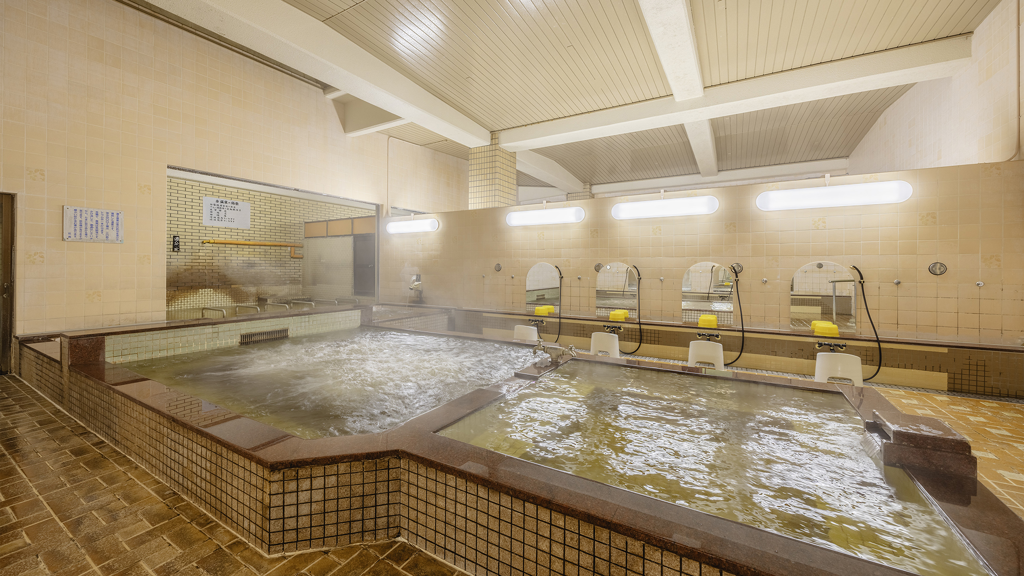 【大浴場】自家源泉かけ流しの天然温泉。ぬる湯からあつ湯まで楽しめ、日中は日帰り温泉も営業しています
