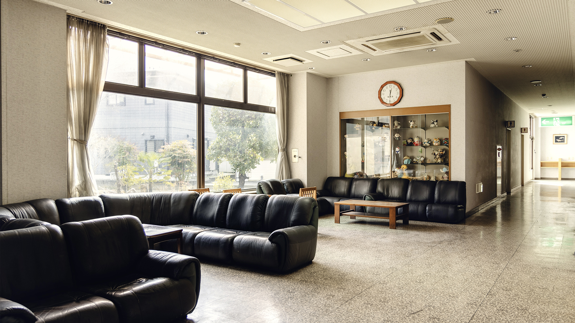 【ロビー】大きな窓から差し込む光のなかでゆったりお過ごしいただけます