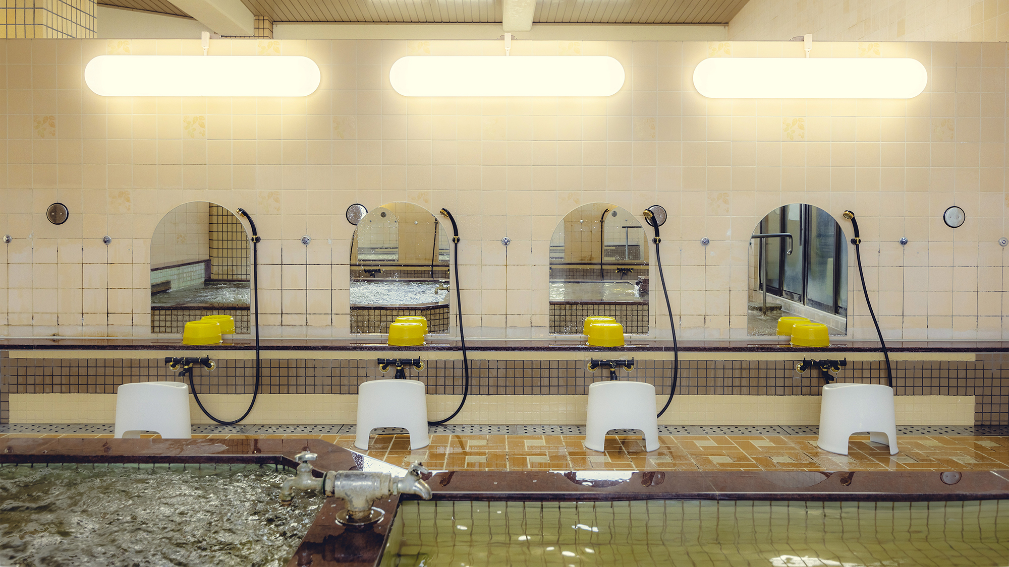 【大浴場】シャワーも自家源泉の温泉。洗い場スペースもゆったりご利用いただけます