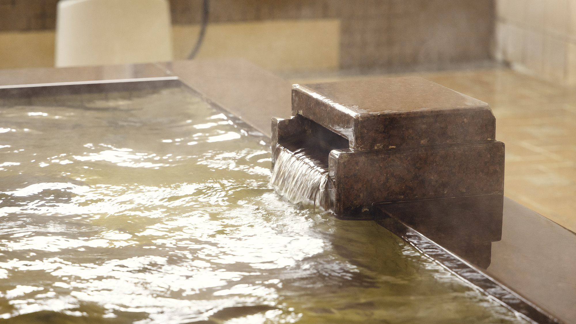 【大浴場】毎日入れ替えるフレッシュな自家源泉。湯口から温泉が絶えず流れ込みます