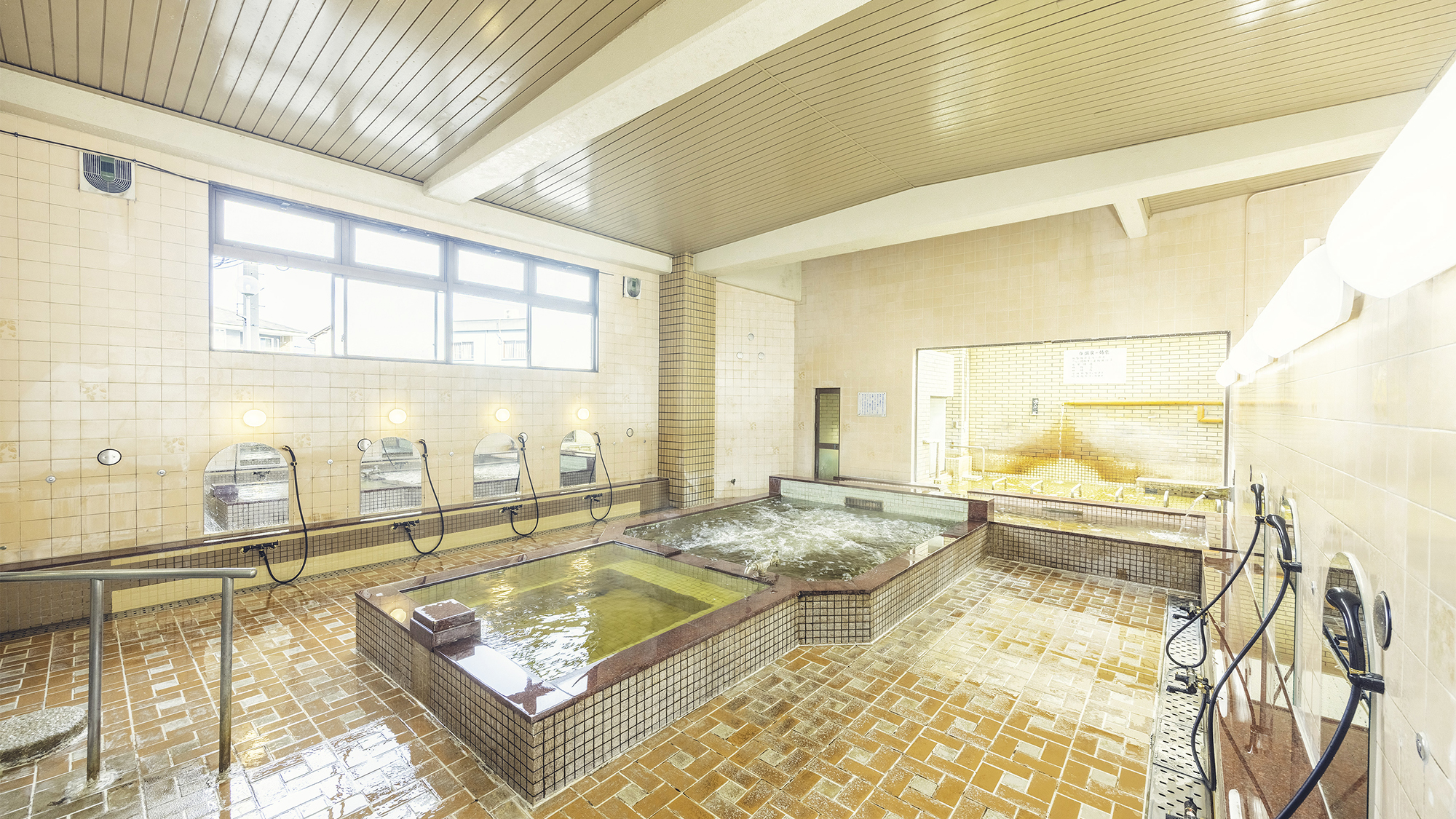 【大浴場】自家源泉かけ流しの天然温泉。ぬる湯からあつ湯まで楽しめ、日中は日帰り温泉も営業しています