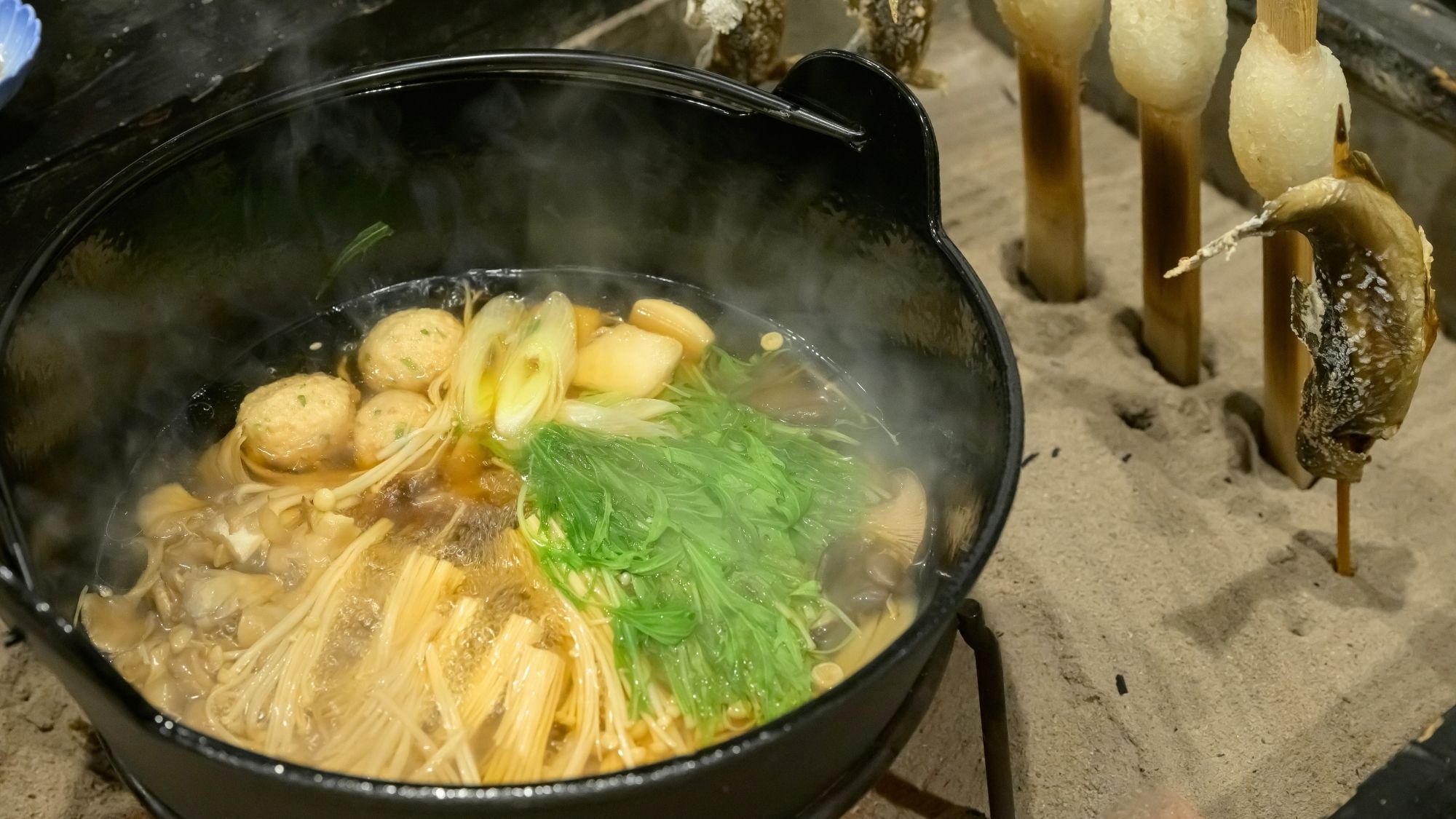 【春のカップル・ご夫婦旅｜2食】渓谷を望む貸切風呂無料＋地酒一本付｜名物炉端焼きと源泉かけ流し