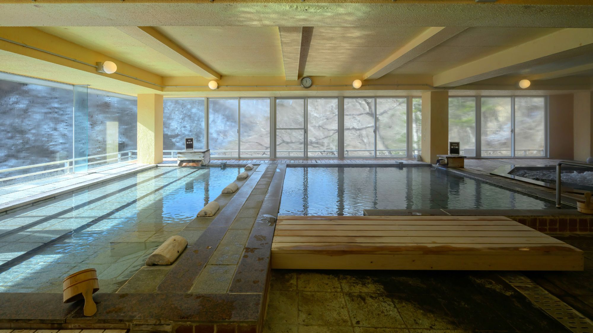 【展望風呂】源泉掛け流しの天然温泉に浸かりながら、寒さを気にせず冬の絶景を愉しめます。