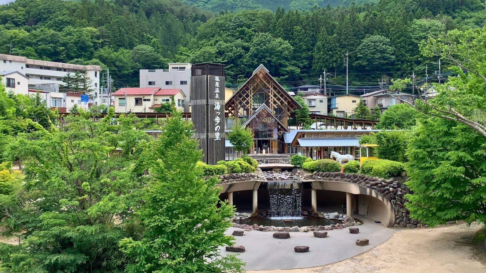【塩原温泉　湯っ歩の里】日本最大級の足湯で自然を眺めながら、ゆったりと名湯をお楽しみいただけます。