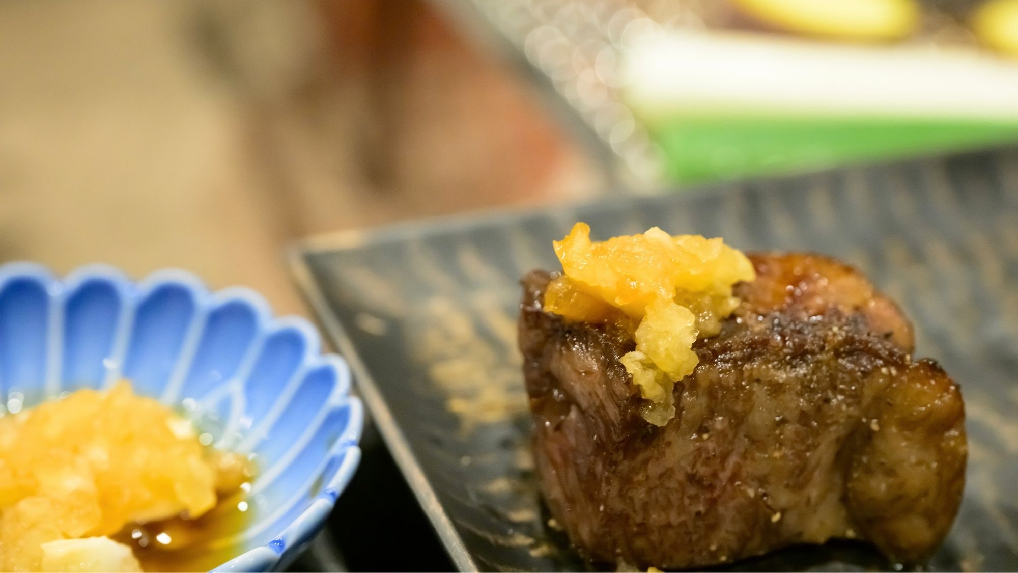 とちぎ和牛を炭火で贅沢に。溢れ出す肉汁と炭の香りが広がります。