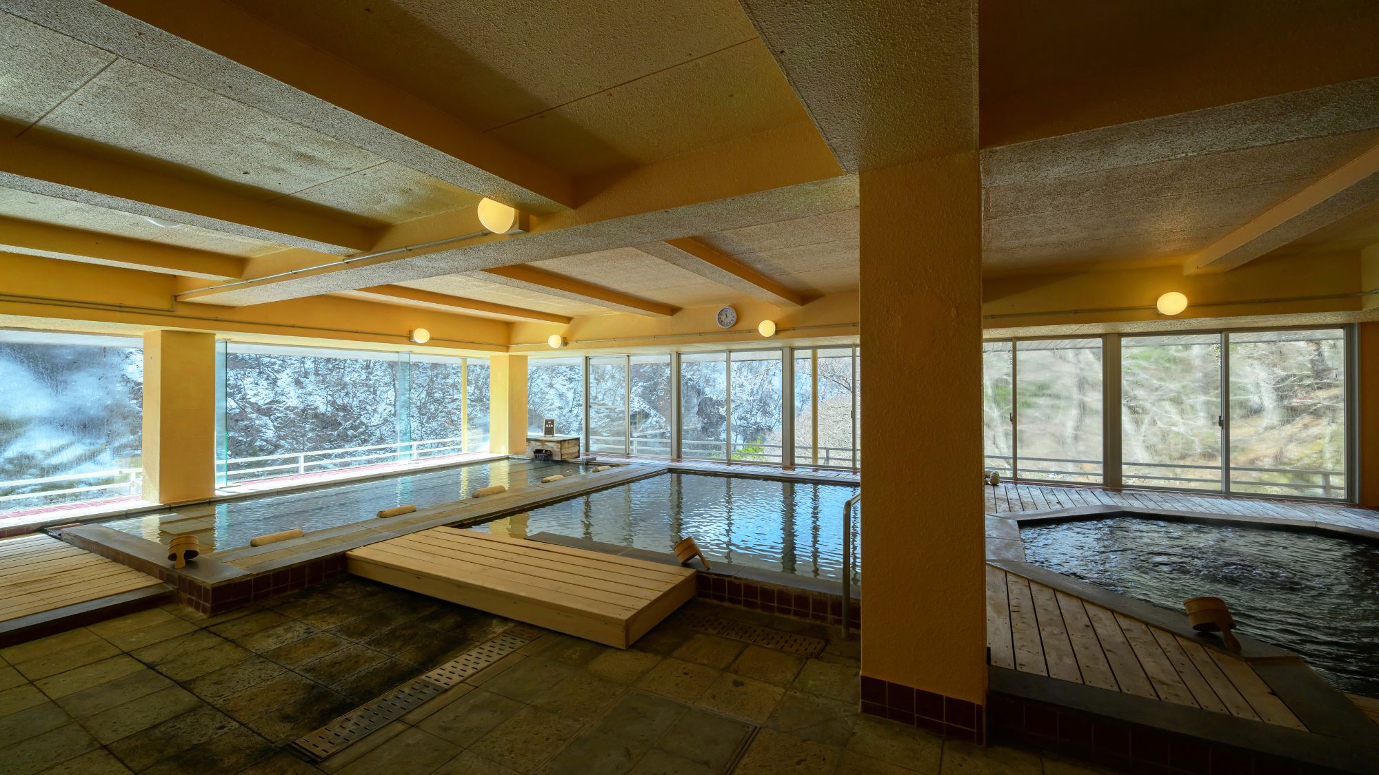 【展望風呂】源泉掛け流しの100％天然温泉に浸かりながら、冬のパノラマを愉しめます。