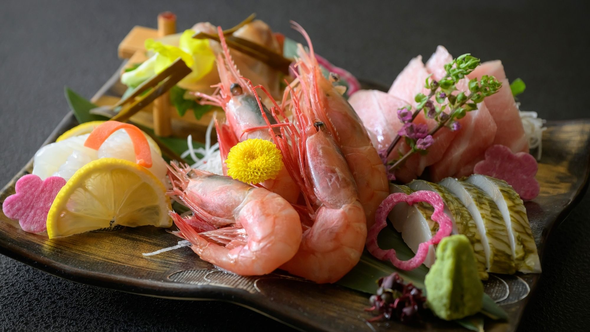 彩り鮮やかな旬の魚を盛り合わせました。