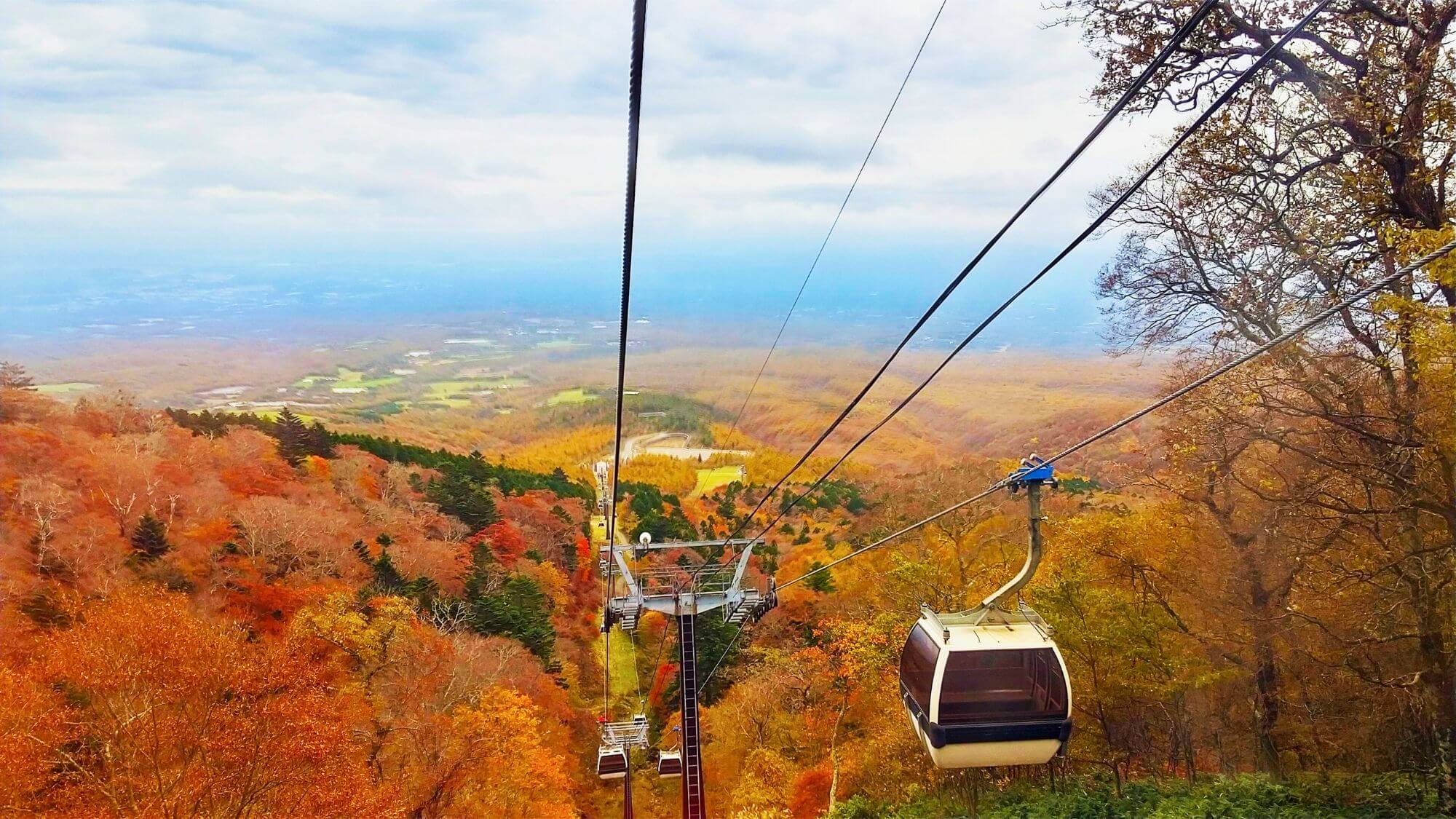 【那須ロープウェイ山麓駅】那須連山の主峰・茶臼岳の9合目まで約4分の空の旅を体験できます。