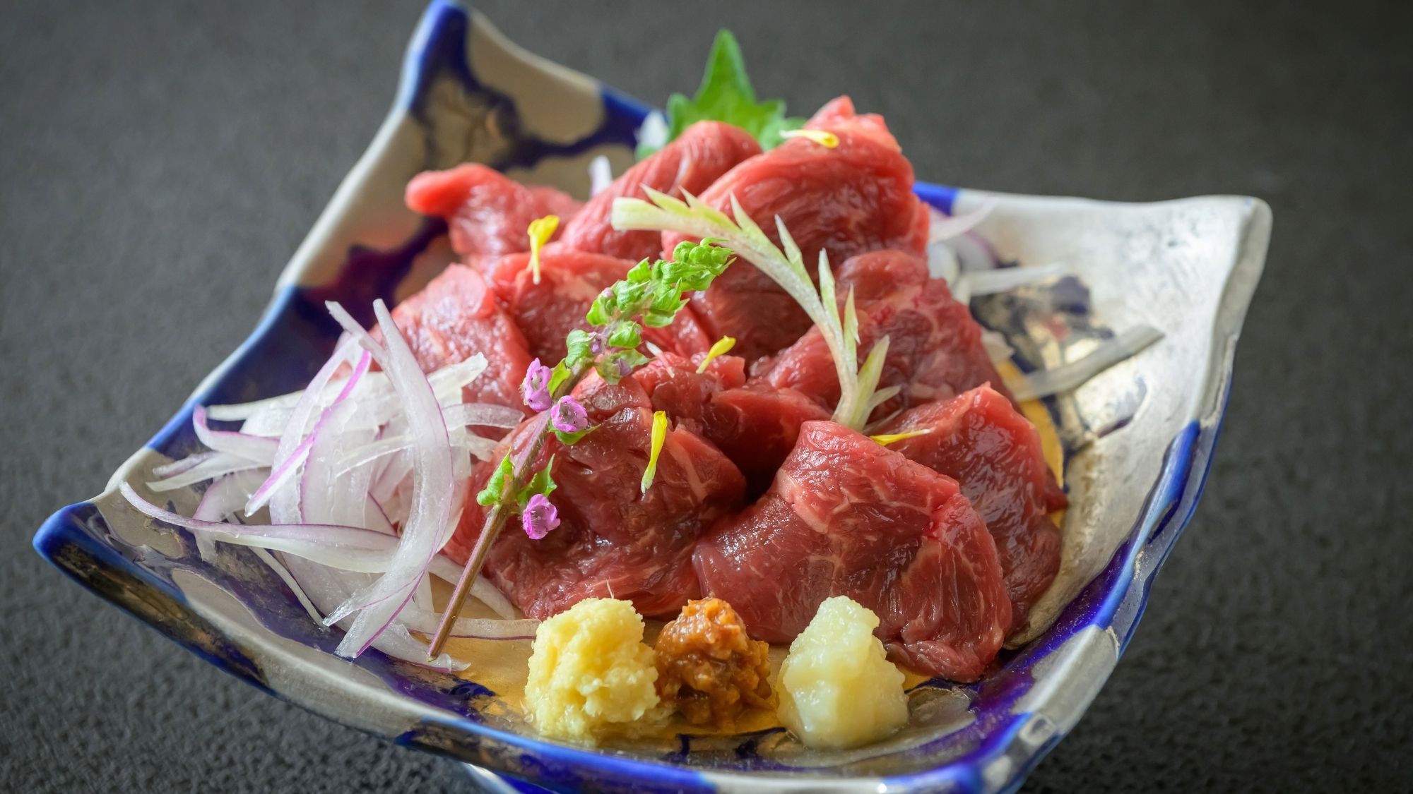 鮮度際立つ、美しい赤身の馬刺し。さっぱりとした中に深い旨味があり、地酒との相性も格別です。