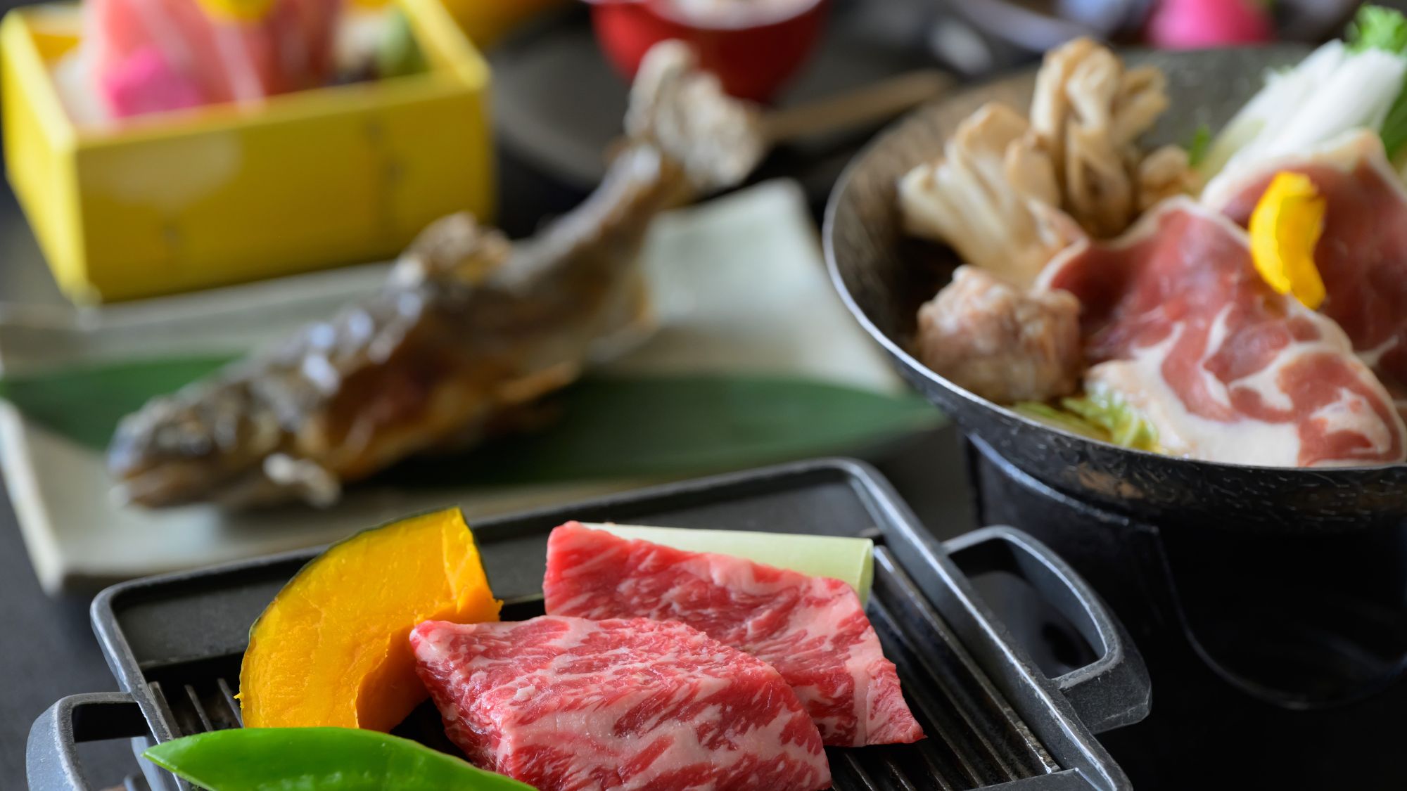 【季節のお任せ会席和牛陶板焼きをメインに、川魚の炭火焼などやさしく滋味深い味わいをお愉しみください。