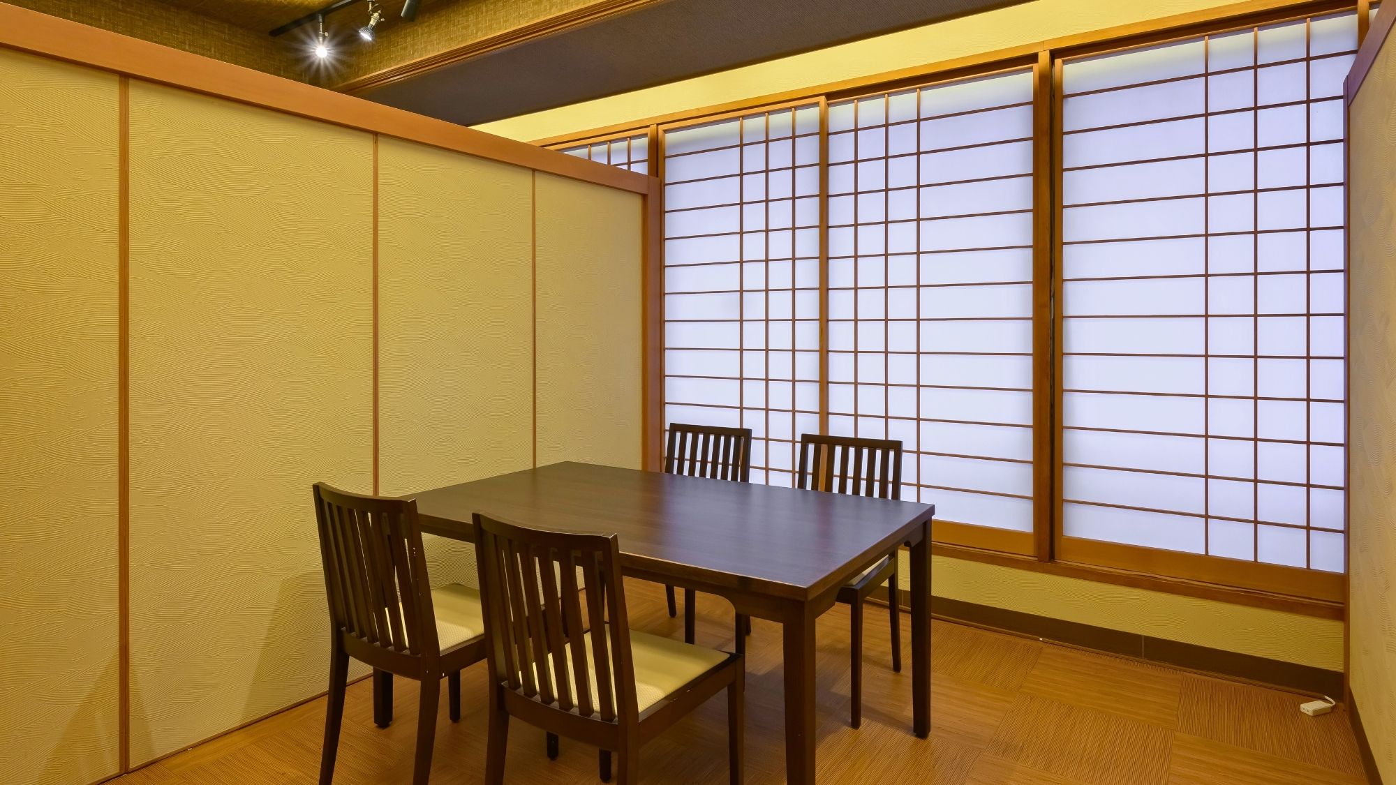 落ち着いた和の空間で、季節の味覚をご堪能ください。