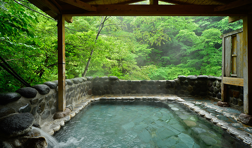 静寂の中に溶け込むような、穏やかな湯浴みをお愉しみください。