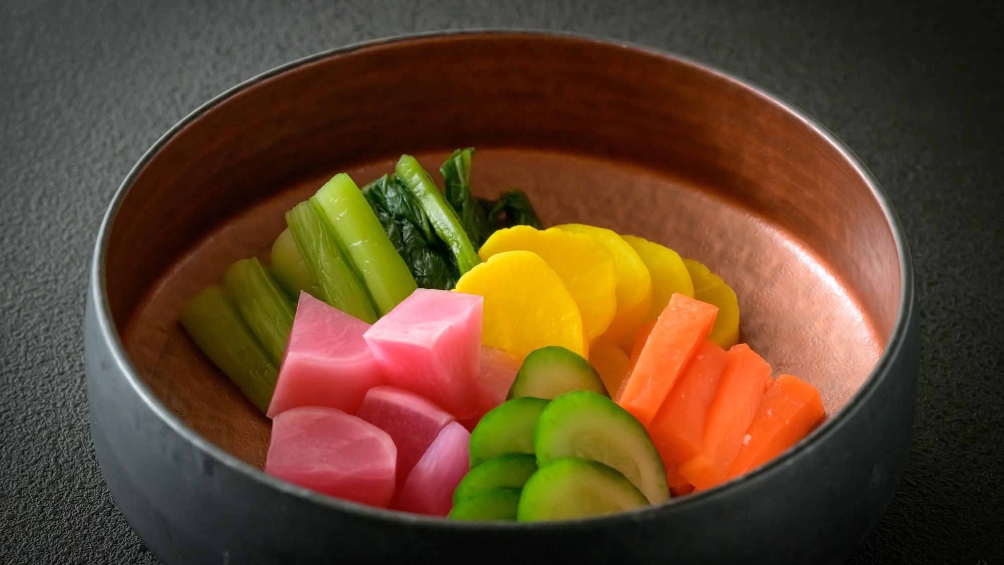 彩り豊かなお漬物の盛り合わせ。
