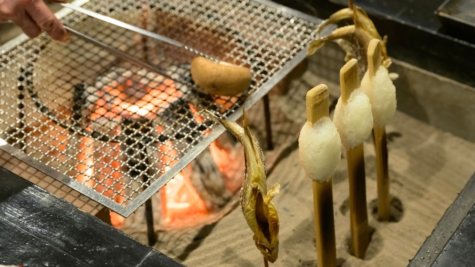 焼き上がるのを待つ時間も、炉端料理の醍醐味です。