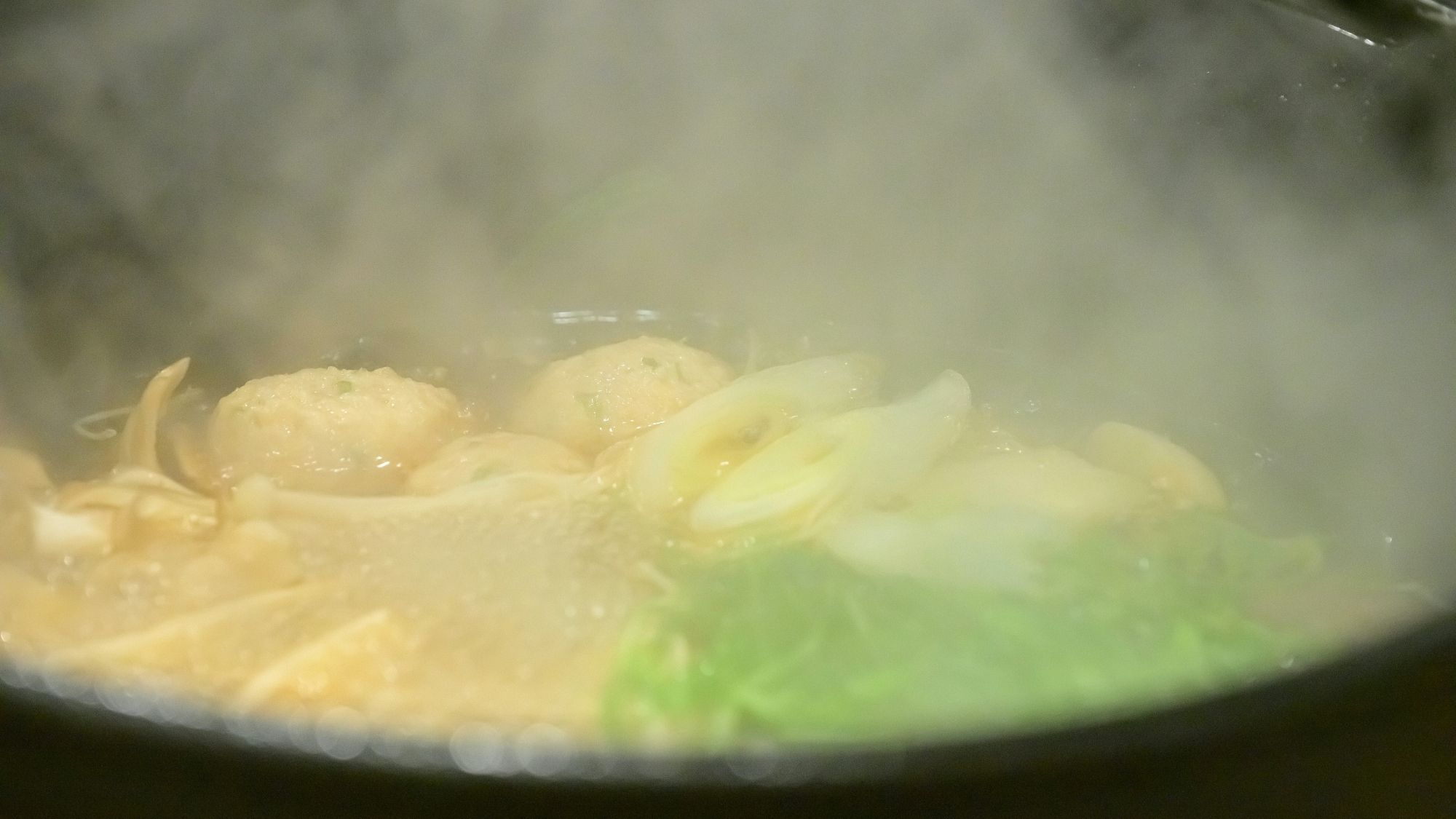 囲炉裏でじっくり煮込んだお鍋。温かな湯気と素材の出汁が体を芯から温めてくれます。